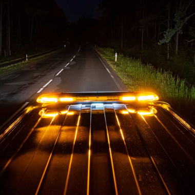 Gelber LED-Warnbalken auf dem Fahrzeugdach bei Dunkelheit