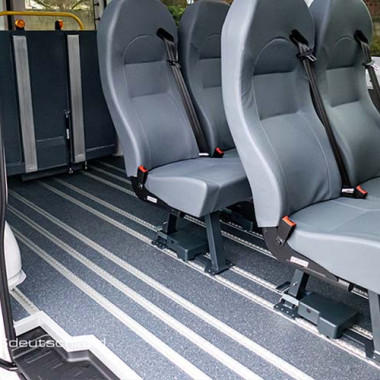 Fahrzeugboden mit eingelassenen Airlineschienen im ausgebauten Tourbus