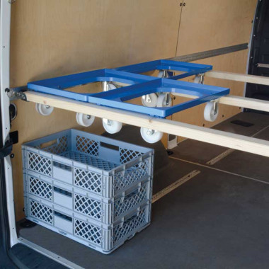 Rollcontainer auf Führungsschienen im Laderaum, darunter ein gestapelter Kunststoffbehälter