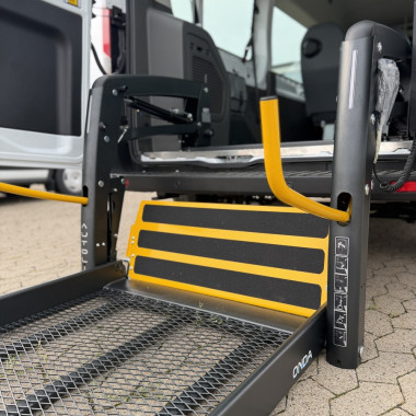 Rollstuhllift um Personen im Rollstuhl sitzend ins Fahrzeug zu befördern