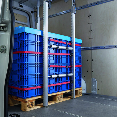 Mit Sperrstangen im Schienensystem gesicherte Transportboxen auf Europalette im Laderaum